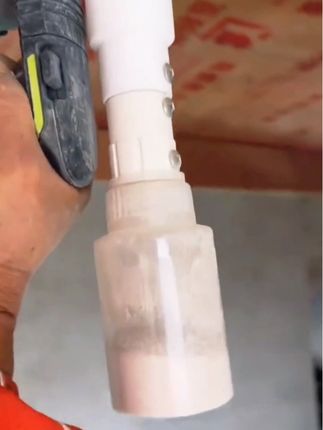 以后用电锤打孔,就用这种无尘工具!把它安装到电锤上,再打开开关,这样打孔就没有灰尘了。不管是墙上还是顶棚,想怎么打就怎么打,有了它就再也不用吃灰了。这就是电锤的无尘神器——远程吸尘器,家人们赶紧安排起来吧!视频下方链接就能买到!#高性能实用工具 #五金工具 #装修工具 #木工工具 #电锤防尘吸尘器
