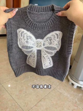 女童穿搭针织马甲 巨高品质针织#马甲 ,搭配精美的蕾丝蝴蝶结和珍珠钉扣,甜美又洋气。随便搭配都好好看。家有女儿的,不要错过了。#针织马甲 #高品质童装 #秋冬穿搭 #秋冬马甲