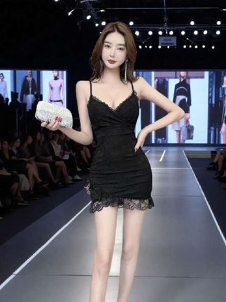纯欲性感低胸蕾丝荷叶边吊带连衣裙 辣妹气质显身材紧身包臀短裙子#好身材好气质 #美不美你说了算 #辣妹穿搭#引领时尚潮流 #夏天该有的样子
