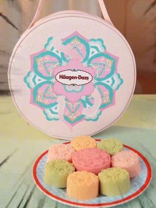 这哪里是冰淇淋啊,简直是一件艺术品!哈根达斯这次真的太厉害了,把国风元素融入到包装里,让人眼前一亮。而且它还有四种经典口味,每一种都好吃到爆!这个中秋如果能收到这样的礼物,那也太幸福了吧!不管是自己吃还是送给重要的人,都是绝佳的选择!#颜值高 #快来一起尝个鲜 #中秋月饼 #中秋节 #中秋礼盒推荐