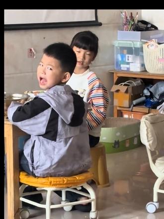 有多少人童年也是姐姐或者哥哥这样对待过的? #家庭亲子互动游戏 #家庭娱乐设备 #感谢那些默默给我点赞和关注的人 #你随便一说我却当真了