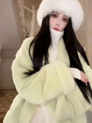 穿上它,你就是小富婆直接写在脸上了!非常贵气有颜值有高级感的稀有色,清新脱俗的青苹果绿,是外面买不到的颜色,上身非常显白!真的非常的漂亮!价格更王炸,性价比极高,喜欢的姐妹真的要拼手速!#秋冬穿搭 #高级感穿搭 #富家千金 #财阀千金穿搭 #水貂皮草