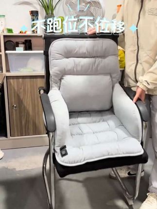 姐妹们快看啊!这个加热坐垫太好用了,它还是腰靠一体式的,只需要插上电源就能迅速升温,而且它的面料柔软亲肤,特别舒服#懒人沙发垫子 #加热坐垫 #久坐神器推荐