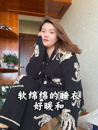 快来看看这套超赞的猫人半边绒家居服吧!它的面料超级柔软亲肤,摸起来就像小孩子的棉柔纸巾一样,让人爱不释手。穿上它就像被云朵包裹住的感觉,温暖又舒适,而且版型时尚又好看,不管是居家还是睡觉穿都很合适哦!喜欢的朋友赶快点击下方链接把它带走吧!#谁穿谁好看 #每日分享 @抖加🔥上热门🔥dou+🔥热点宝 @DOU+小助手