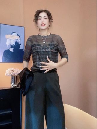 时间从来不语,却回答了所有问题,岁月从来不言,却见证了所有真心!#早秋新款搭配
