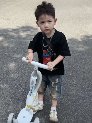 你不明白,4岁多的小孩哥骑滑板车有多酷多快乐,越骑越自信根本追不上,不仅锻炼小朋友妈妈也跟着一起锻炼了😂#曼龙滑板车 #滑板车 #儿童玩具车 #玩具车 #萌娃骑车