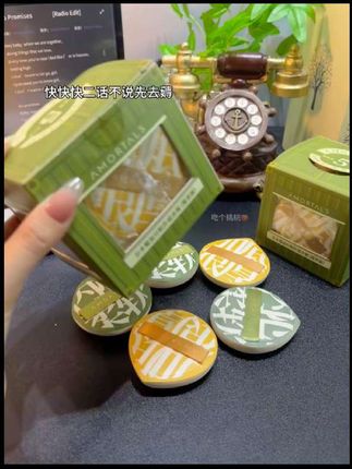 这个爆款的棉花糖粉扑,果然是化妆师推荐好物,不仅是上妆快,而且还很服帖,干湿两用的,很值得入手。#粉扑 #尔木萄100分粉扑 #尔木萄 #底妆