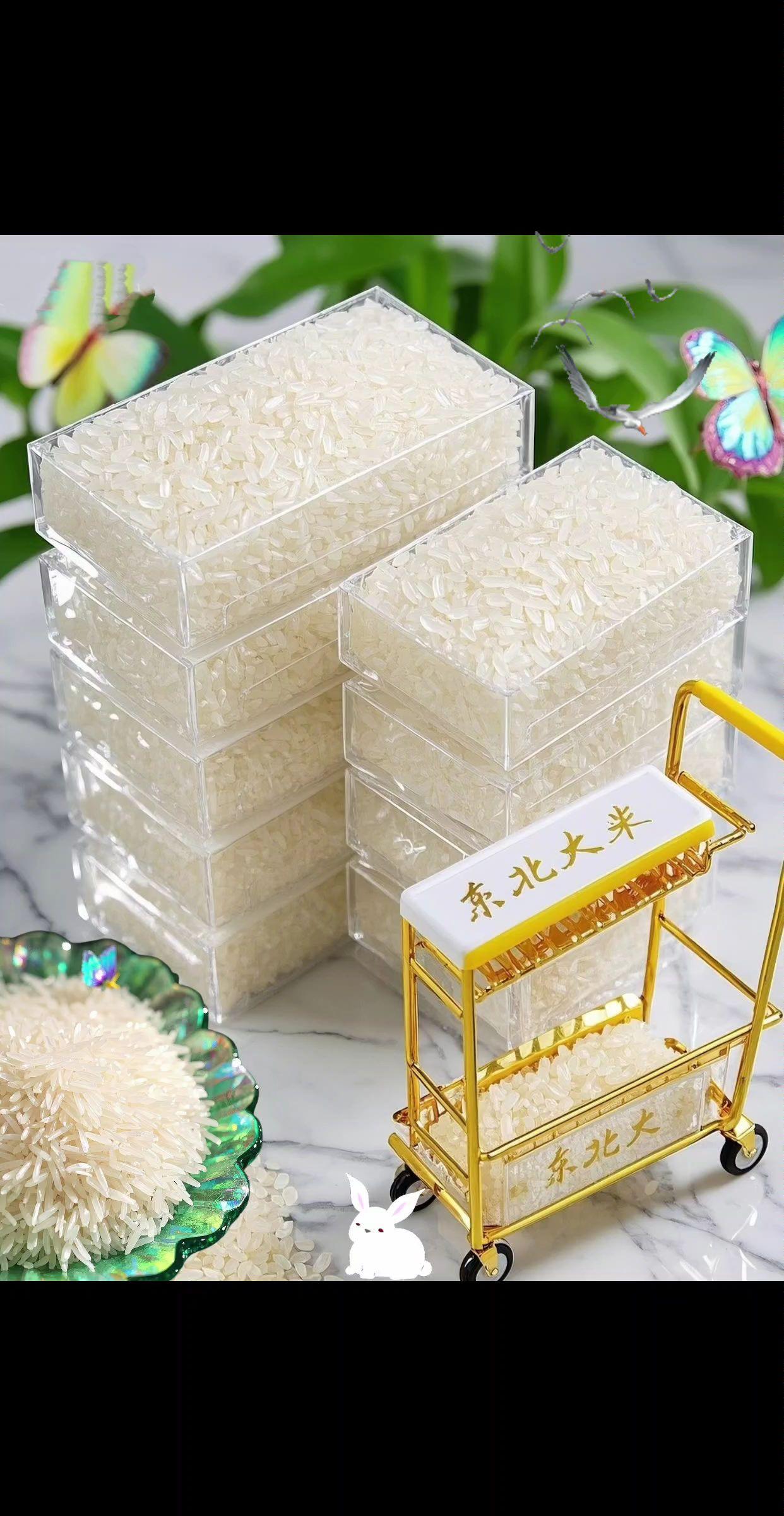 就这个东北大米,我妈吃了一次就直接让我回购4大 袋!简直是巨香,倍儿好吃!不愧是由东北黑土地种 植出来的东北大米,一年只产一季,一季出好米。打 开袋子就能闻到清新的米香味儿,特别是蒸煮后满屋 飘香,米香浓郁,吃起来软糯弹牙。香软可口,美味 无穷,就是空口吃也能炫三大碗的那种!每一口都是 纯粹的米香,自然的馈赠,大人孩子都爱吃。厌倦了 餐桌上的平淡无味的米饭,一定要试试这个东北大 米!!它能征服每一个人 #美食 #强烈推荐 #助农 #大米 #东北大米