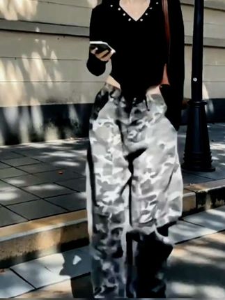 #ootd穿搭 家人们这条弯刀迷彩裤真的有点帅啊!经典百搭的迷彩元素融入到弯刀版型里,上身又酷又飒,而且超显腿长!喜欢这种独特又有型的裤子吗?赶紧点击下方链接入手吧!