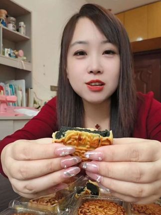 黑豆脱皮熬成沙,甜度也刚刚好,口感软绵,第一次吃黑豆沙的月饼,真的很推荐!#柴火黑豆沙月饼 #月饼#大人小孩都爰吃