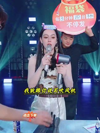 赶快来唐老板给大家发福利咯!#🌈唐艺 #唐艺大舞台 #唐艺 #舞台无处不在 #音乐现场