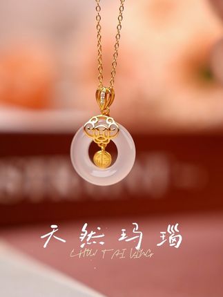 爱她就送她时尚又百搭的项链吧 #玛瑙吊坠 #周大金玉石 #甜到有福平安扣 #礼物推荐 #美爆了