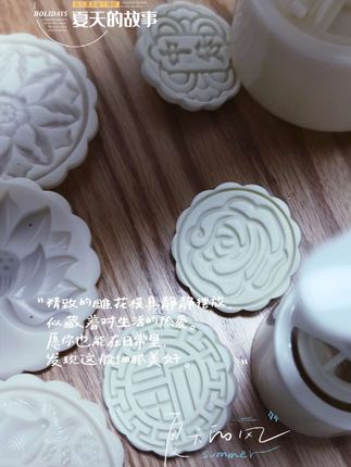 我家的月饼模具 中秋吃月饼始于唐,兴于宋,明清成习俗,象征团圆。月饼模具历史可追溯至明清,早期为木质,雕刻嫦娥、花卉等吉祥图案,后扩展到陶、铜等材质,工艺日精。模具不仅是制饼工具,更承载民俗文化,是中秋传统的重要见证。#手工制作 #月饼模具 #中秋月饼 #绿豆糕模具