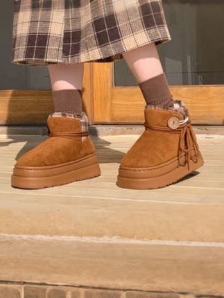 【冬季出街C位款!这款绑带卡扣雪地靴太绝了】 冬日怕冷又爱美的姐妹看过来!新款厚底雪地靴温暖上线~ 绑带卡扣设计潮酷吸睛,格纹内里还透着小细节。厚底防滑小个子也能穿出大长腿!加绒加厚巨保暖,雪地、街头随便造,外穿时髦又实穿,这个冬天有它就够了#脚宽脚胖都可以 #百搭鞋子 #加厚雪地靴 #保暖又好看 #厚底棉鞋