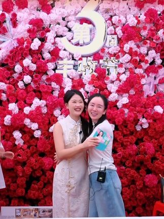 终于近距离接触了,最美青春的回忆啊#魏新雨为你祈祷 #四川娜娜星选传媒2025群星演唱会 @娜娜 🔥24号群星演唱会🔥