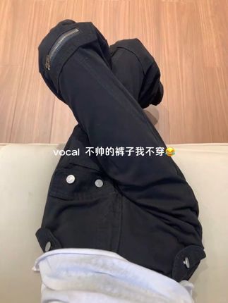 版型超好的黑色工装裤!!直筒微喇的裤型完全不挑身材!!!#黑色工装裤 #辣妹穿搭 #显高显瘦显腿长 #工装裤穿搭 #秋冬穿搭
