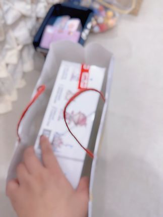 #嘿魅 #这个主播不一般 #潮玩 #泡泡玛特 今早收到闺女的生日礼物🎁🥳拆开当背景应该不错🤪