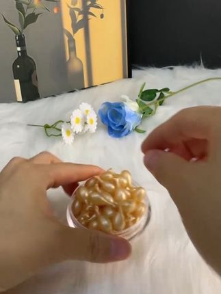当肌肤悄然显露出那些令人在意的微妙变化,不必惊慌,这款富勒烯羊胎素精华或许能成为你的贴心伴侣~  一颗颗精致独立的包装,如同藏着给肌肤的温柔心意,拆开便是满满的呵护力。用起来清爽宜人,上脸舒适,吸收迅速,每次使用都仿佛为肌肤做了一场温柔的SPA。  坚持使用,能感受到肌肤逐渐变得饱满有光泽,那种由内而外的良好状态,会让人忍不住多欣赏自己几分。给日常护肤添一份用心,让肌肤得到悉心照料,这样的小确幸值得一试呢~  #平价好物分享 #必备好物 #护肤好物 #宝藏好物打卡 #富勒烯羊胎素精华液