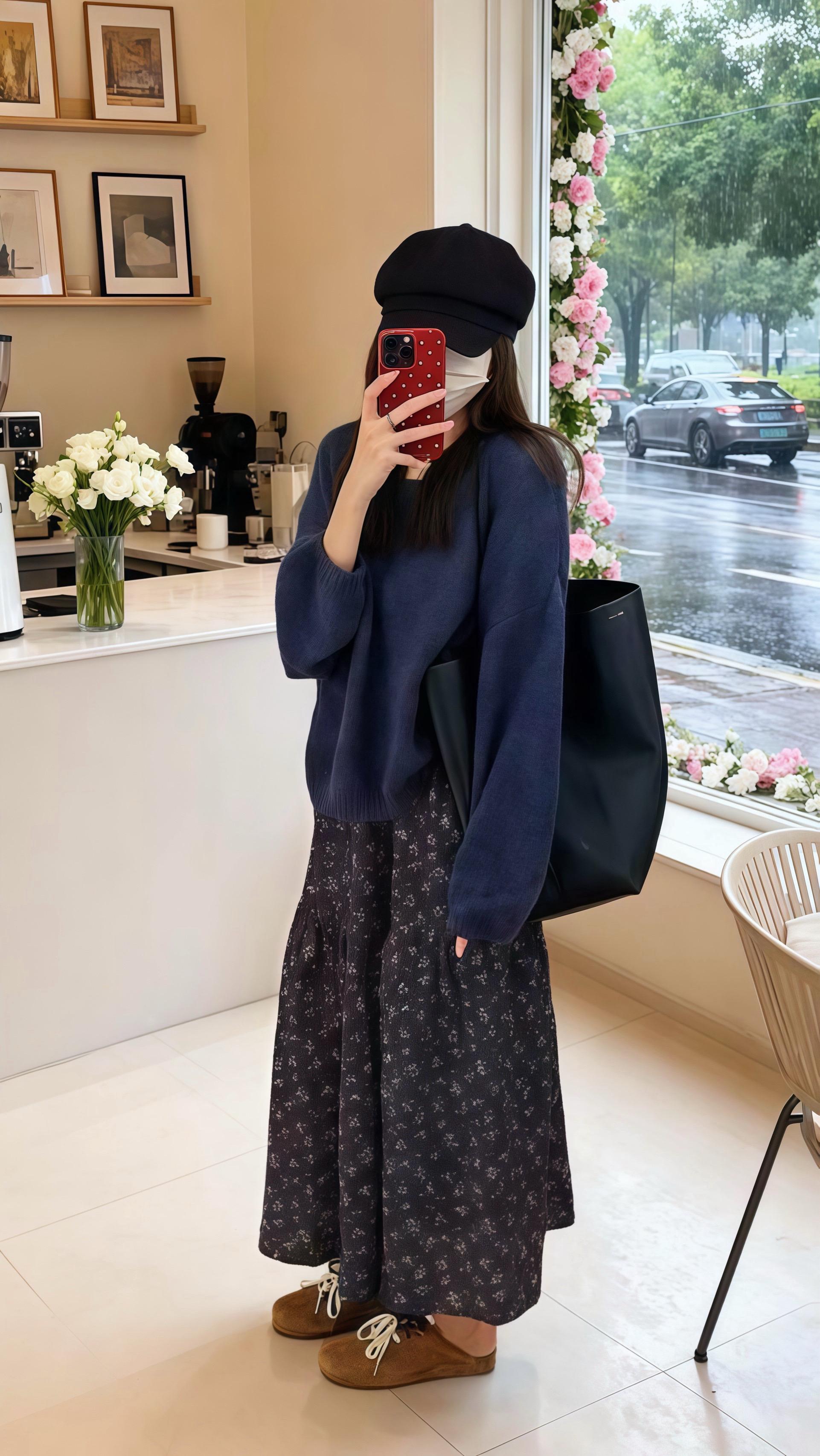🌸解锁孕期秋冬韩系减龄穿搭🌸。啊啊啊小孕妇们~我真的太会选了!藏蓝色毛衣宽松舒适,能很好地包容孕期身形,针织质感温柔又显质感;碎花长裙飘逸灵动,不仅能巧妙遮掩孕肚,还增添了满满的浪漫气息,走动间尽显优雅,双侧猪鼻扣调节不用担心会勒孕肚,产后还能继续穿~出门搭配上黑色贝雷帽和大容量托特包,复古又时尚,整体风格温柔又有格调,把孕期的柔美与时尚感平衡得恰到好处,既舒适又美观,简直是孕期穿搭的范本~#孕期穿搭 #韩系穿搭 #慵懒风穿搭 #孕妇装新款 #怀孕