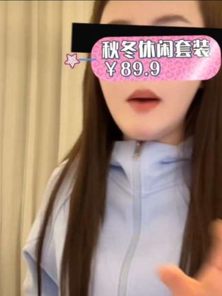 #小二穿上这套运动套装真的太好看了,冬天真的不用里三层外三层穿那么厚重,这套休闲运动套装就能让你轻松过冬。它采用的是加厚的面料,而且是两件套的设计,上身之后非常暖和,一点也不冷。宽松的版型设计,不管是胖的人还是瘦的人都能穿,喜欢的朋友赶紧点击下方链接购买吧!#春秋穿搭 #上热搜 #秋冬运动休闲套装#二小姐自留款