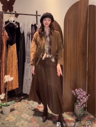 摩登风高腰褶皱长裙纯色半身裙秋冬小个子显瘦垂感宽松丝绒大摆裙#欧韩穿搭 #潮流穿搭休闲风 #高级穿搭 #慵懒风穿搭 #时尚休闲女装