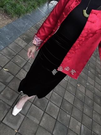 后来才懂,最痛的不是吞药时皱起的眉,是眼泪混着委屈往下咽的沉默;最熬人的不是走不动的路,是捧着碎掉的心还要强撑的每一步。#穿搭