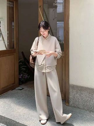 这件三件套休闲风穿搭太适合户外了!宽松舒适,条纹衬衫与米色外套的碰撞,简约又时髦。☕🍂 #奔向户外穿搭要帅 #经典穿搭 #衣服穿搭