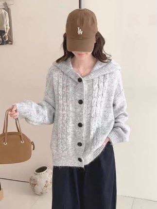 姐妹们,这件衣服真的太好看了,上身效果特别绝,穿上它之后整个人都变得很有气质,摸起来软绵绵的特别舒服#毛衣#开衫#外套#休闲穿搭 #百搭