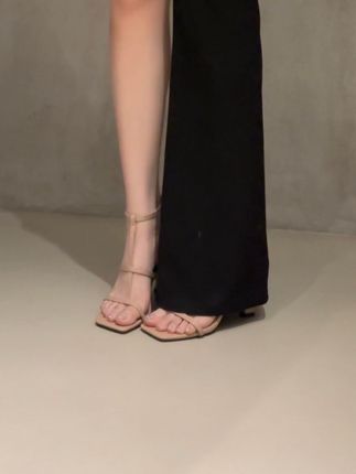 优雅气质的裸粉色高跟凉鞋#高级感凉鞋 #用基础款玩转一周穿搭 #跟着穿搭博主学穿搭真的有用 #早秋韩系氛围感穿搭 #美鞋分享