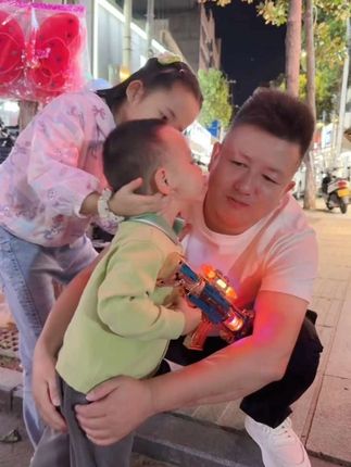 爸爸回来这十来天墩墩都不让爸爸挨着他,前两天爸爸买了各种糖果和饮料墩墩就愿意让爸爸抱着,这几天不买又让爸爸挨着了,今天买个玩具就主动亲爸爸了😂@婷妈的日常 #日常vlog #留守儿童