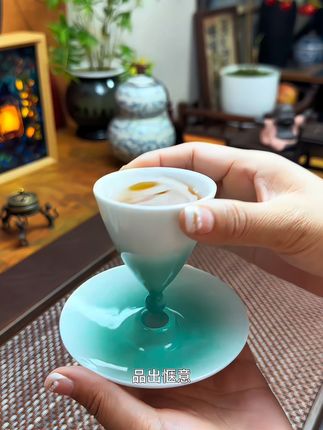 就这长得跟小帽子一样的铃铛杯你见过吗?跟不倒翁一样,特别稀奇!这颜色太美了,渐变色彩不管是哪个颜色都好漂亮,杯子和杯垫缺一不可,容量约50毫升,用它品茶品出甘甜,品出惬意,就这一杯一个颜色,用作客杯也是能吸引眼球,就算倒猛了溅入杯垫也不会弄的哪都是,这设计牛,讲究的朋友你就安排这么一套,会让你感到物超所值!#铃铛杯 #品茶杯 #主人杯 #茶具 #召唤茶友