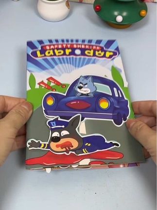 杜宾被车撞了!奄奄一息……好玩的#拉布拉多警长 #安静书 火爆上线!免裁剪的素材,多个不同场景,激发想象力创作出不同的故事情节即锻练想象力和口才!#手工diy