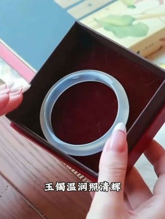 香槟白月光手镯 【周大生玉石旗舰店】香槟白月光手镯天然玛瑙冰透玉石玉镯中秋节礼物🎁#每天学习一点点每天进步一点 #日暮春山绿我心清且微 #精致饰品