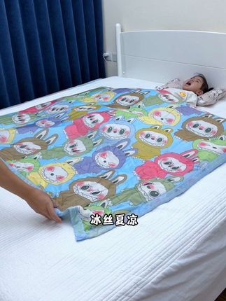 十几块给娃薅了条最近很火的拉布布夏凉被,凉凉滑滑的反面豆豆面可舒服了,小尺寸上幼儿园盖也没问题#夏凉被#母婴好物#儿童夏凉被#空调被#幼儿园