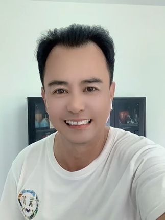 大家好,朱七哥又开始梳头发了#路过的朋友有脱发或光头请关注七哥#红光健发梳 🪮