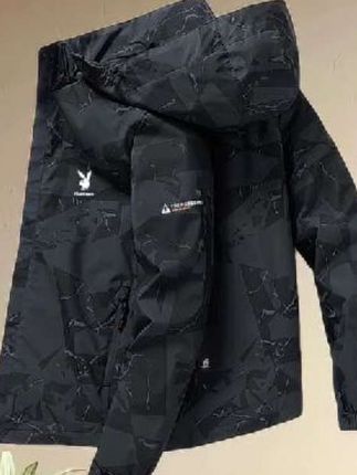 上周带老爸去爬山,他穿件薄外套,山风一吹缩成“鹌鹑”,还吐槽“早知道穿我那件老棉袄”,我赶紧把新入的花花公子迷彩夹克给他披上。   这可是2025秋冬新款,大码宽松版型,老爸微胖身材穿上正合适,防风面料挡住山风,里面加绒还暖乎乎的。他活动胳膊转圈:“这冲锋衣不赖,比我棉袄利索多了!” 下山时碰到驴友问链接,老爸拍着衣服笑:“我儿子给买的,现在我也是‘潮老头’了!” 现在这夹克成了他遛弯标配,说既有面儿又实用!#男士外套#夹克外套#时尚百搭#高档大气上档次 #穿出自己的风格