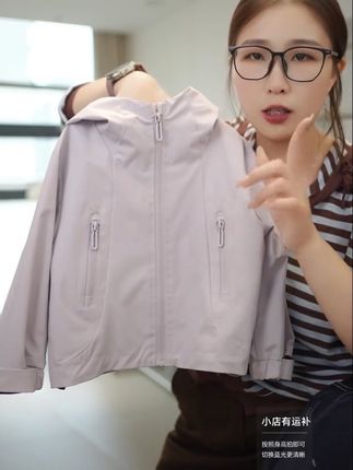 下雨天孩子也能尽情玩的防水冲锋衣! 儿童防水防风连帽冲锋衣!#冲锋衣 #秋季穿搭 #春秋新款 #男童穿搭 #秋日户外就穿琥珀系