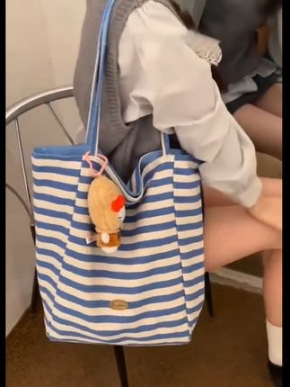 好闺闺,这条纹蓝布包也太好看了吧!巨百搭,日常通勤都🉑#韩系穿搭 #百搭包包 #这也太好看了 #帆布包