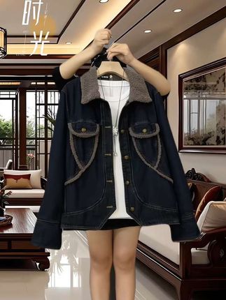 宝子们!闭眼冲的牛仔棉服来了~复古深蓝牛仔,羊羔毛领巨温柔,口袋和包边的毛绒设计,细节戳中少女心💖宽松版型藏肉一绝,秋冬搭打底衫、卫衣都超绝,谁穿谁显瘦还保暖#简单舒适穿搭 #牛仔外套 #强烈推荐 #不怕你胖就怕你不时尚 #秋天外套怎么买不踩雷