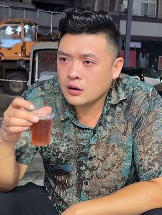 成年人的世界 笑着笑着就哭了,🤣哭着哭着就笑了!#男人 #悲伤#喝酒#成年人的崩溃#731