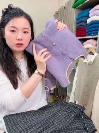 温柔暴击~ins风卷边设计+精致小金扣~软糯针织上身显白又慵懒。解锁秋冬氛围感穿搭#香芋紫毛衣 #ins风穿搭 #卷边开衫 #小金扣设计 #温柔风针织