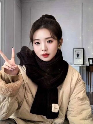 冬日暖阳,围巾轻绕,时光在此刻静止。✨🧣温暖的不只是温度,还有心情。#冬日穿搭 #温暖时刻 #生活小确幸