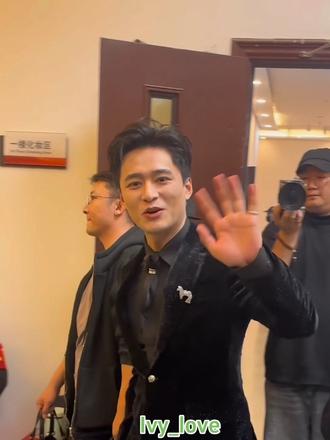 扑捉到一枚刚下班的王同志#王皓祯#安徽春晚录制 #