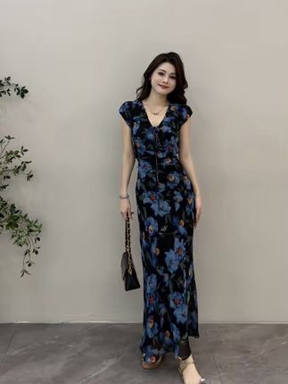 #上热门 复古时尚长裙V领夏季碎花显瘦修身连衣裙裙子#穿搭 #显瘦穿搭 #谁穿谁好看#爆款热卖中 @DOU+小助手