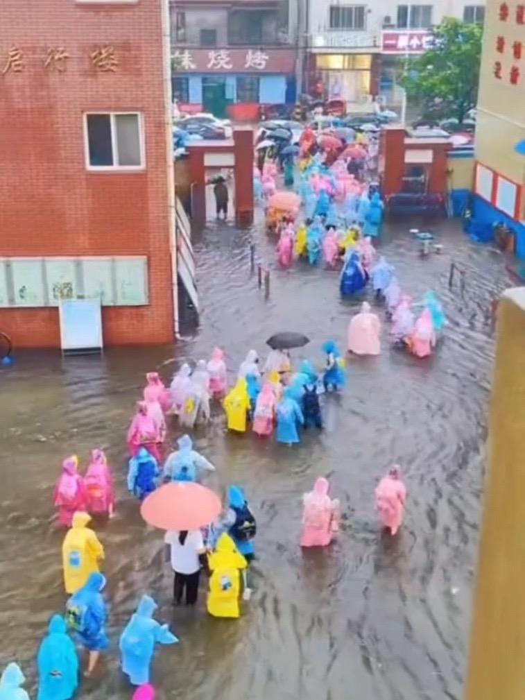 现在的季节雨水又多了,孩子穿雨衣上学更方便些,雨衣就得选这种EVA材质的,质量好,全方位防护,孩子背着书包也不怕被淋湿,不背书包出去玩的时候拉链能收纳,荷叶边设计不会积水,可拆卸的大面罩高透不怕孩子脸被打湿了!#儿童雨衣 #雨衣 #儿童雨衣防水透气 #抖加上热门 #下雨天