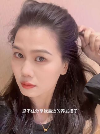 跟风入的黄铜梳子没想到这么好用! 质感很好,我就这么放包里,随时随地都可以梳几下很舒服,趁活动划算赶紧入手试试吧#黄铜梳子 #梳子