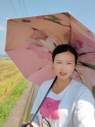 收割机的老板娘们,别等到钱没赚到,人却晒得 变成老太婆,就挽回不了啦! 现在车上都有量地的了,地也不用我们量了,只用收个钱就行了,给自己备一把防晒太阳伞用用吧!也不贵 就十几块钱,赶快安排起来吧!#双层防晒太阳伞#收割机#收稻谷的季节 #热门#跨区收割记录