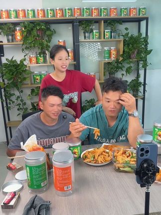 吃无骨鸡爪了,这款无骨鸡爪真的太好吃了,上次我们去深圳播无骨鸡爪专场的时候很多粉丝买了无骨鸡爪都说很好吃,这几天都有很多粉丝来回购这款无骨鸡爪。#记录我的生活