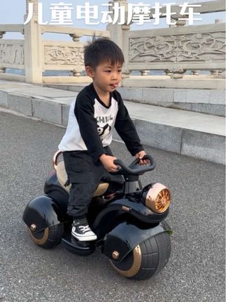 儿子做梦都想要的#电动摩托车,爸爸终于买回来了!太酷了 动力十足,三角结构稳固不易侧翻,让孩子尽情享受驾驶的快乐#儿童摩托车#童车玩具#宝宝爱玩#儿童礼物