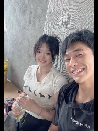 一个男人这辈子最大的财富 不是金钱也不是名利 而是在你一无所有人生低谷的时候 还有一个女人愿意陪你同甘共苦的走下去#爱情 #00后 #00后贴砖夫妻 #夫妻 #生活